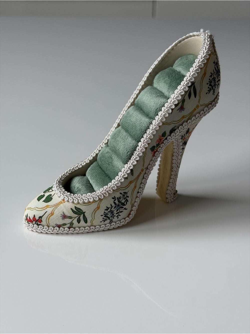 Decorative High Heel Jewelry Holder in Cream with Green Velvet